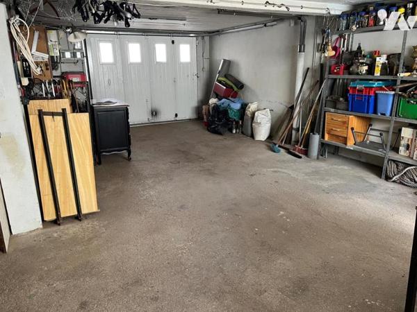 Maison à vendre de type IV/V sur sous-sol; quatre garages et abri  avec une place parking