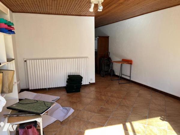 Maison à vendre de type IV/V sur sous-sol; quatre garages et abri  avec une place parking