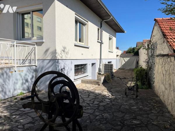 Maison à vendre de type IV/V sur sous-sol; quatre garages et abri  avec une place parking