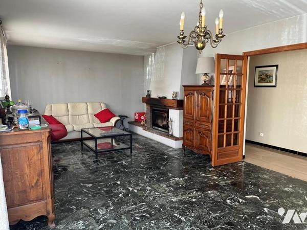 Maison à vendre de type IV/V sur sous-sol; quatre garages et abri  avec une place parking