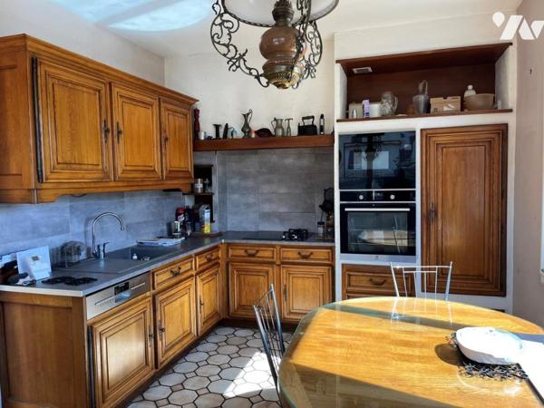 Maison à vendre de type IV/V sur sous-sol; quatre garages et abri  avec une place parking