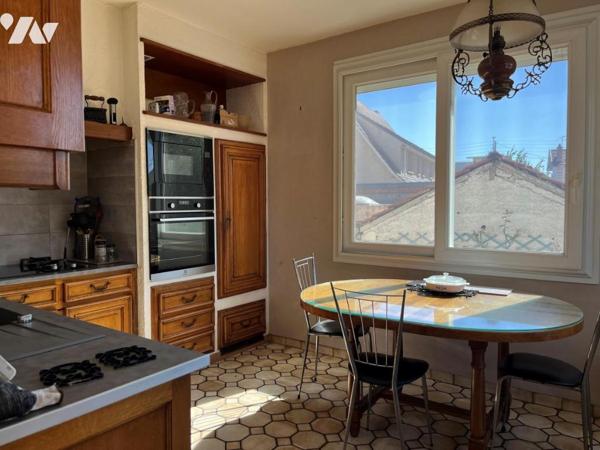 Maison à vendre de type IV/V sur sous-sol; quatre garages et abri  avec une place parking