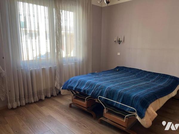 Maison à vendre de type IV/V sur sous-sol; quatre garages et abri  avec une place parking