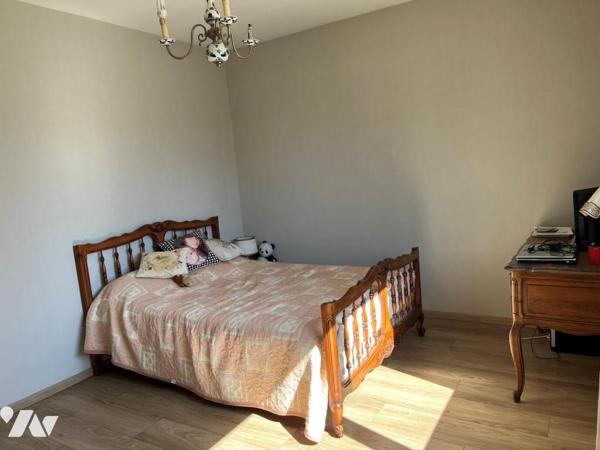 Maison à vendre de type IV/V sur sous-sol; quatre garages et abri  avec une place parking