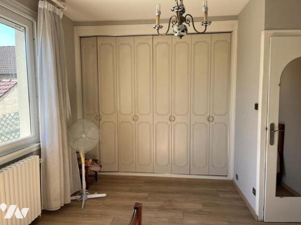 Maison à vendre de type IV/V sur sous-sol; quatre garages et abri  avec une place parking