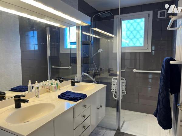 Maison à vendre de type IV/V sur sous-sol; quatre garages et abri  avec une place parking