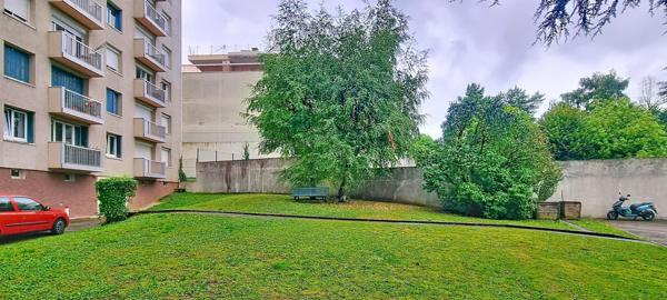 Proche centre ville, 2 chambres, balcons et cave