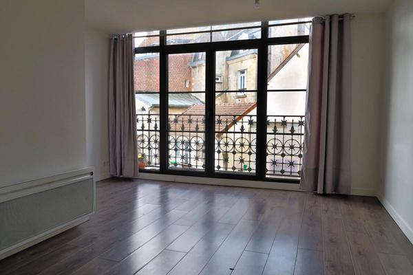 MARINES MEME. DANS UN TRES BEAU BATIMENT : MAISON DE VILLE