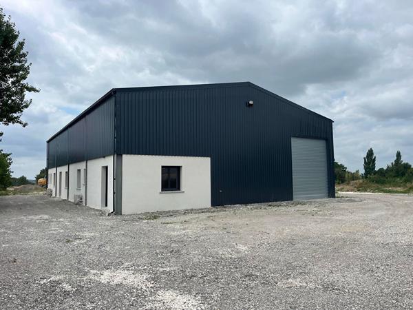 Local professionnel NEUF à CANCON, proche N21 avec accès facile pour camions, d'environ 215 m² avec son parc extérieur attenant. L'entrepôt principal de 155 m² a une grande porte et est attenant aux bureaux d'une surface de 60 m2 (2 bureaux, un hall d'ent , Cancon