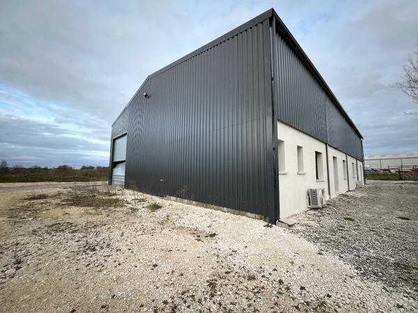 Local professionnel NEUF à CANCON, proche N21 avec accès facile pour camions, d'environ 215 m² avec son parc extérieur attenant. L'entrepôt principal de 155 m² a une grande porte et est attenant aux bureaux d'une surface de 60 m2 (2 bureaux, un hall d'ent , Cancon