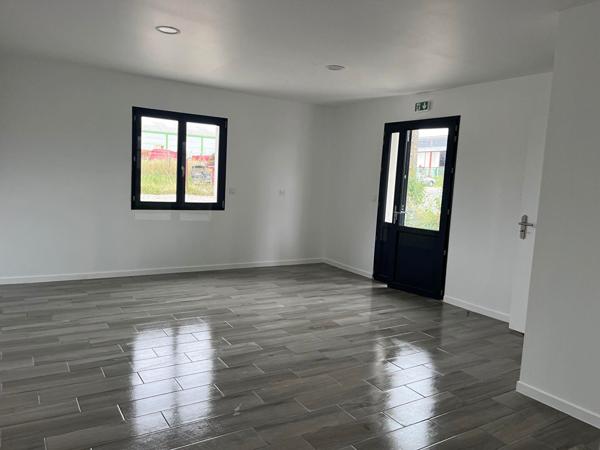 Local professionnel NEUF à CANCON, proche N21 avec accès facile pour camions, d'environ 215 m² avec son parc extérieur attenant. L'entrepôt principal de 155 m² a une grande porte et est attenant aux bureaux d'une surface de 60 m2 (2 bureaux, un hall d'ent , Cancon