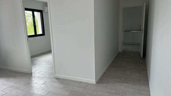 Local professionnel NEUF à CANCON, proche N21 avec accès facile pour camions, d'environ 215 m² avec son parc extérieur attenant. L'entrepôt principal de 155 m² a une grande porte et est attenant aux bureaux d'une surface de 60 m2 (2 bureaux, un hall d'ent , Cancon
