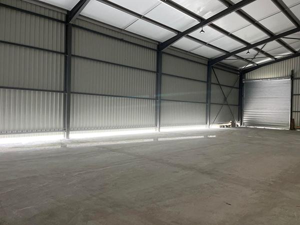 Local professionnel NEUF à CANCON, proche N21 avec accès facile pour camions, d'environ 215 m² avec son parc extérieur attenant. L'entrepôt principal de 155 m² a une grande porte et est attenant aux bureaux d'une surface de 60 m2 (2 bureaux, un hall d'ent , Cancon