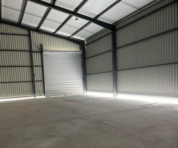 Local professionnel NEUF à CANCON, proche N21 avec accès facile pour camions, d'environ 215 m² avec son parc extérieur attenant. L'entrepôt principal de 155 m² a une grande porte et est attenant aux bureaux d'une surface de 60 m2 (2 bureaux, un hall d'ent , Cancon