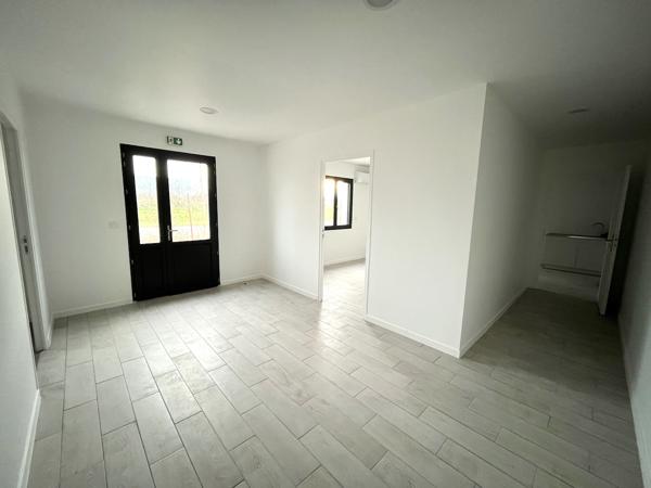Local professionnel NEUF à CANCON, proche N21 avec accès facile pour camions, d'environ 215 m² avec son parc extérieur attenant. L'entrepôt principal de 155 m² a une grande porte et est attenant aux bureaux d'une surface de 60 m2 (2 bureaux, un hall d'ent , Cancon
