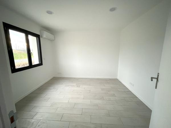 Local professionnel NEUF à CANCON, proche N21 avec accès facile pour camions, d'environ 215 m² avec son parc extérieur attenant. L'entrepôt principal de 155 m² a une grande porte et est attenant aux bureaux d'une surface de 60 m2 (2 bureaux, un hall d'ent , Cancon