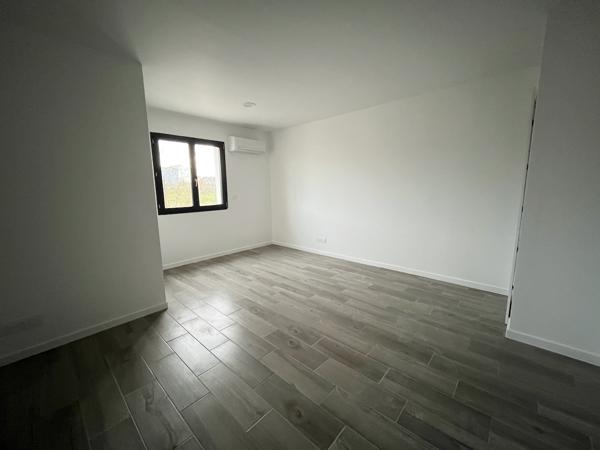 Local professionnel NEUF à CANCON, proche N21 avec accès facile pour camions, d'environ 215 m² avec son parc extérieur attenant. L'entrepôt principal de 155 m² a une grande porte et est attenant aux bureaux d'une surface de 60 m2 (2 bureaux, un hall d'ent , Cancon