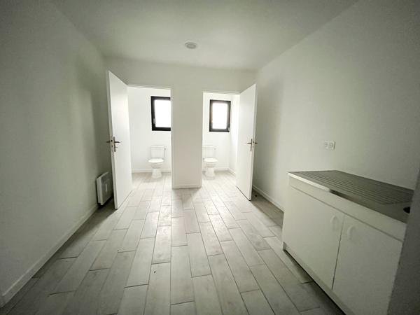Local professionnel NEUF à CANCON, proche N21 avec accès facile pour camions, d'environ 215 m² avec son parc extérieur attenant. L'entrepôt principal de 155 m² a une grande porte et est attenant aux bureaux d'une surface de 60 m2 (2 bureaux, un hall d'ent , Cancon