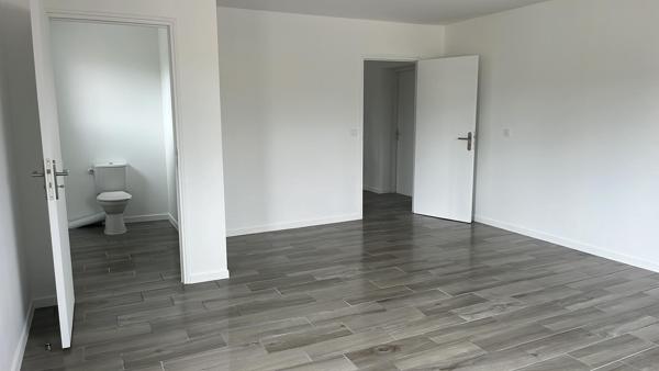 Local professionnel NEUF à CANCON, proche N21 avec accès facile pour camions, d'environ 215 m² avec son parc extérieur attenant. L'entrepôt principal de 155 m² a une grande porte et est attenant aux bureaux d'une surface de 60 m2 (2 bureaux, un hall d'ent , Cancon