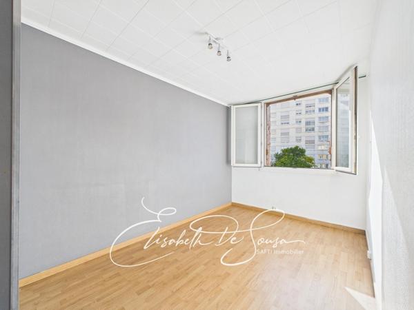 Appartement lumineux en dernier étage