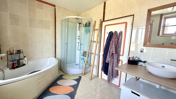 Vente                                                      Maison de village
                        
                     4 pièces                      158 m2                     à Argent-sur-Sauldre