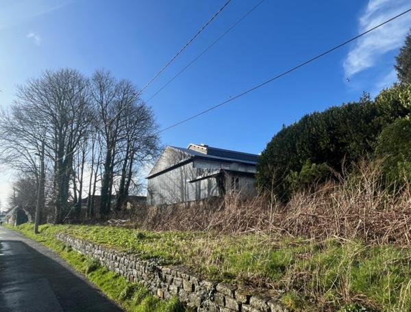 Terrain constructible de 2 238 m² au coeur du bourg.