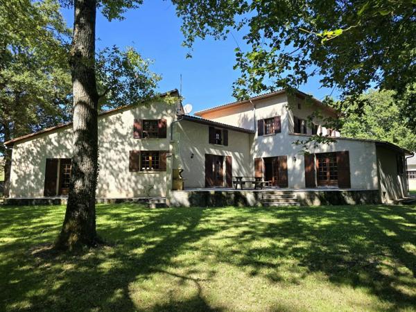 Maison d'architecte et son immense hangar