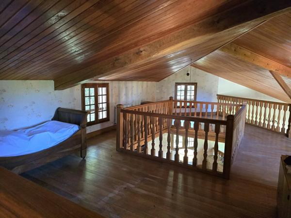 Maison d'architecte et son immense hangar