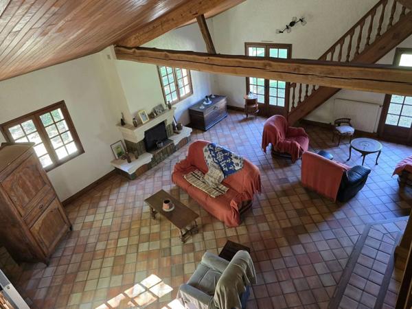 Maison d'architecte et son immense hangar