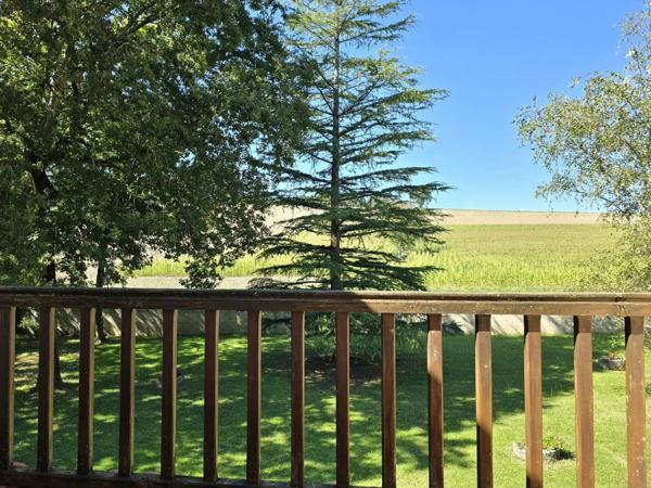 Maison d'architecte et son immense hangar