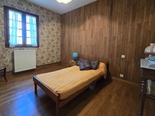 Maison d'architecte et son immense hangar