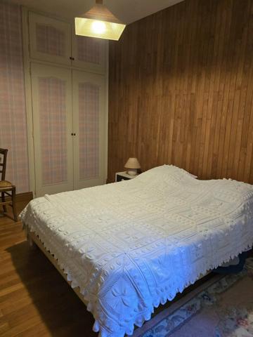 Maison d'architecte et son immense hangar