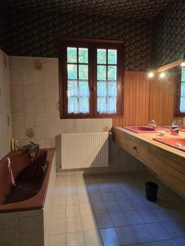 Maison d'architecte et son immense hangar