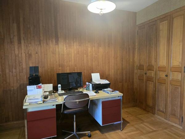 Maison d'architecte et son immense hangar