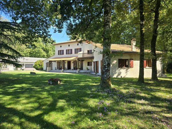 Maison d'architecte et son immense hangar