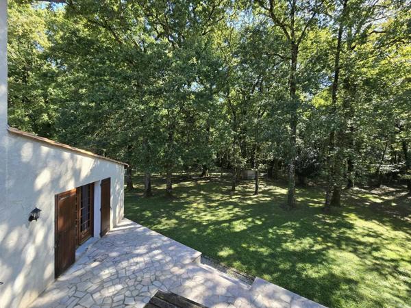 Maison d'architecte et son immense hangar