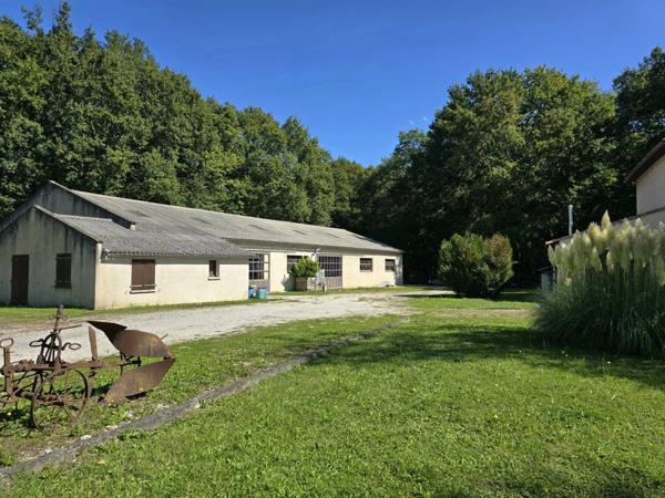 Maison d'architecte et son immense hangar