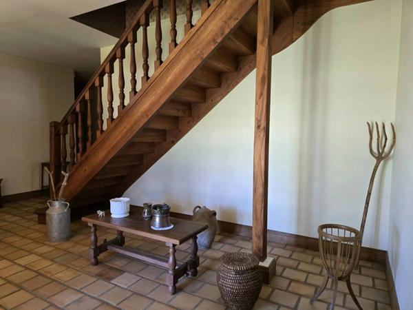 Maison d'architecte et son immense hangar