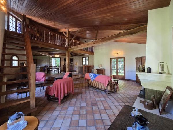 Maison d'architecte et son immense hangar