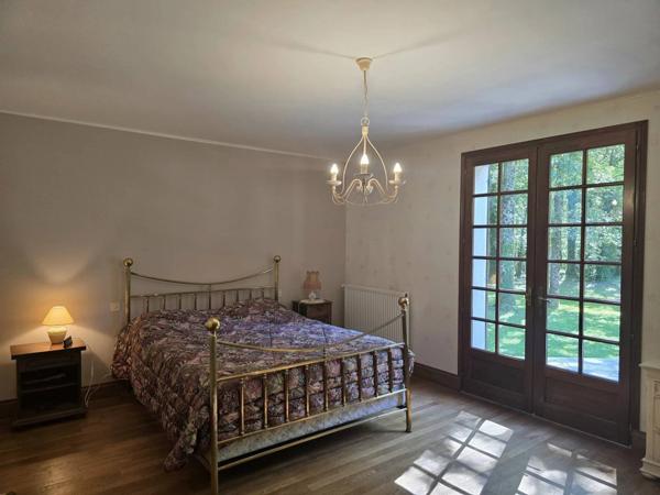 Maison d'architecte et son immense hangar