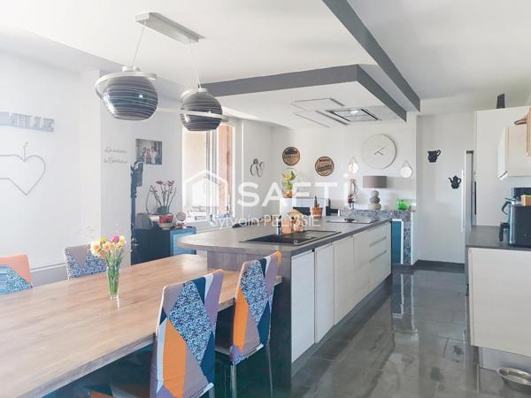 Volumes généreux, dépendances rares, cadre sans vis-à-vis : un bien qui offre de vraies possibilités de vie et de projet.