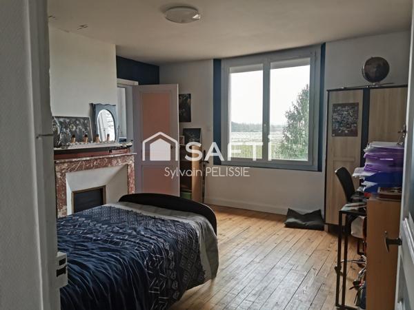 Volumes généreux, dépendances rares, cadre sans vis-à-vis : un bien qui offre de vraies possibilités de vie et de projet.