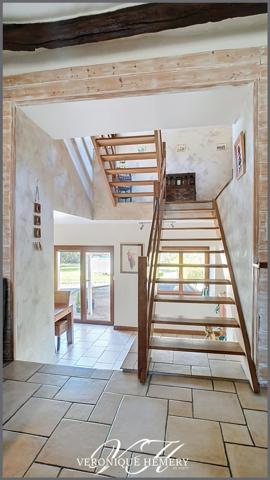 Charmante maison de village de 180 m2 entièrement rénovée offre une belle prestation avec un cadre de vie unique alliant authenticité et bien-être