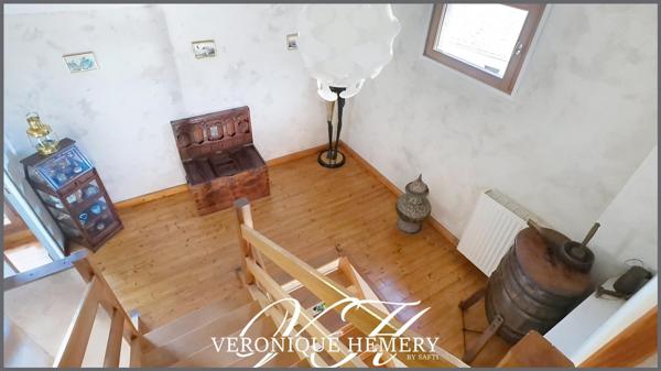 Charmante maison de village de 180 m2 entièrement rénovée offre une belle prestation avec un cadre de vie unique alliant authenticité et bien-être