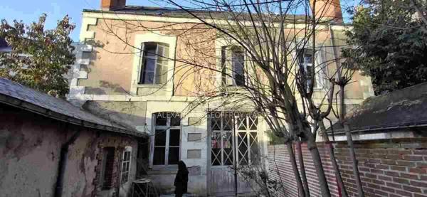 Rénovez cette maison de 143 m2 avec dépendances et deux jardins dans Tours.