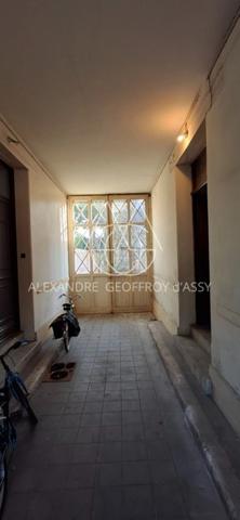 Rénovez cette maison de 143 m2 avec dépendances et deux jardins dans Tours.
