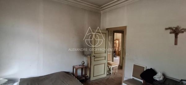 Rénovez cette maison de 143 m2 avec dépendances et deux jardins dans Tours.