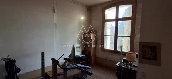 Rénovez cette maison de 143 m2 avec dépendances et deux jardins dans Tours.