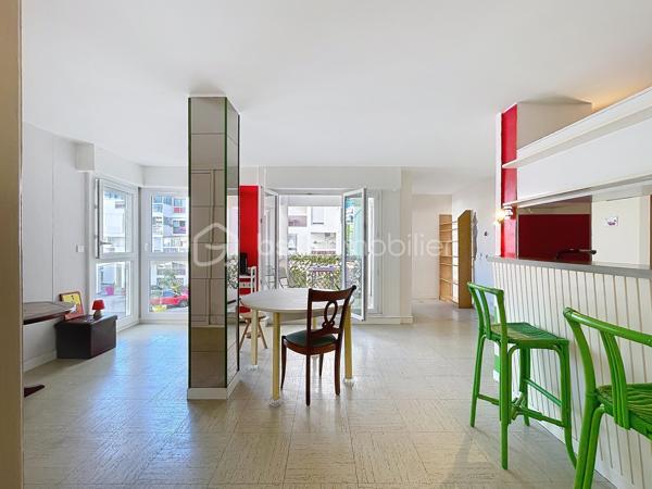 À moins d'une minute à pied de la plage et en plein centre-ville, découvrez cet appartement de 43 m², situé au 2ᵉ étage d’une résidence calme et bien entretenue.

Son emplacement permet de profiter pleinement du mode de vie de La Grande Motte : plage, commerces et commodités accessibles à pied, sans avoir besoin de prendre la voiture.

L’appartement bénéficie de deux espaces extérieurs d’environ 4 m² chacun, avec un balcon ainsi qu’une loggia, offrant des espaces supplémentaires particulièrement appréciables.

Côté nuit, le bien propose une configuration intéressante et modulable avec :

- un coin chambre ouvert sur la loggia ;
- une alcôve avec fenêtre, idéale pour un couchage supplémentaire, un bureau ou un espace à aménager selon vos besoins.

La salle d’eau a déjà été rénovée. La cuisine pourra quant à elle être modernisée et personnalisée afin de créer un intérieur à votre image.

Parmi ses autres atouts :

- Double vitrage sur l’ensemble de l’appartement
- Ravalement de façade réalisé
- Résidence calme et bien entretenue
- 2ᵉ étage sans ascenseur
- Emplacement central à proximité immédiate de la plage

Autre avantage important : les charges de copropriété comprennent l’eau froide, l’eau chaude ainsi que le chauffage collectif au sol, maintenu à 19 °C, permettant de bénéficier d’un confort appréciable tout au long de l’année.

Un appartement à fort potentiel, idéal aussi bien pour une résidence secondaire que pour un pied-à-terre en bord de mer ou un investissement locatif.

Une belle opportunité à découvrir sans tarder !

 Contactez moi dès maintenant pour organiser une visite et découvrir tout le potentiel de ce bien.