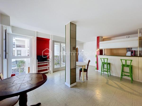 À moins d'une minute à pied de la plage et en plein centre-ville, découvrez cet appartement de 43 m², situé au 2ᵉ étage d’une résidence calme et bien entretenue.

Son emplacement permet de profiter pleinement du mode de vie de La Grande Motte : plage, commerces et commodités accessibles à pied, sans avoir besoin de prendre la voiture.

L’appartement bénéficie de deux espaces extérieurs d’environ 4 m² chacun, avec un balcon ainsi qu’une loggia, offrant des espaces supplémentaires particulièrement appréciables.

Côté nuit, le bien propose une configuration intéressante et modulable avec :

- un coin chambre ouvert sur la loggia ;
- une alcôve avec fenêtre, idéale pour un couchage supplémentaire, un bureau ou un espace à aménager selon vos besoins.

La salle d’eau a déjà été rénovée. La cuisine pourra quant à elle être modernisée et personnalisée afin de créer un intérieur à votre image.

Parmi ses autres atouts :

- Double vitrage sur l’ensemble de l’appartement
- Ravalement de façade réalisé
- Résidence calme et bien entretenue
- 2ᵉ étage sans ascenseur
- Emplacement central à proximité immédiate de la plage

Autre avantage important : les charges de copropriété comprennent l’eau froide, l’eau chaude ainsi que le chauffage collectif au sol, maintenu à 19 °C, permettant de bénéficier d’un confort appréciable tout au long de l’année.

Un appartement à fort potentiel, idéal aussi bien pour une résidence secondaire que pour un pied-à-terre en bord de mer ou un investissement locatif.

Une belle opportunité à découvrir sans tarder !

 Contactez moi dès maintenant pour organiser une visite et découvrir tout le potentiel de ce bien.